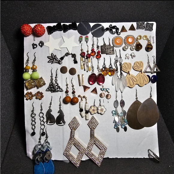Large Lot Of 43 Fashion Costune Earrings Variety Of Styles Colors And Materials - Picture 1 of 6